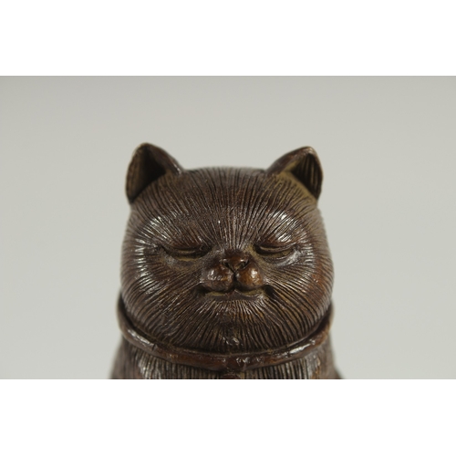 121 - A JAPANESE BRONZE OKIMONO OF A CAT, 5.5cm high.