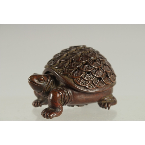 122 - A SMALL CHINESE BRONZE TORTOISE CENSER BURNER, 8cm long.