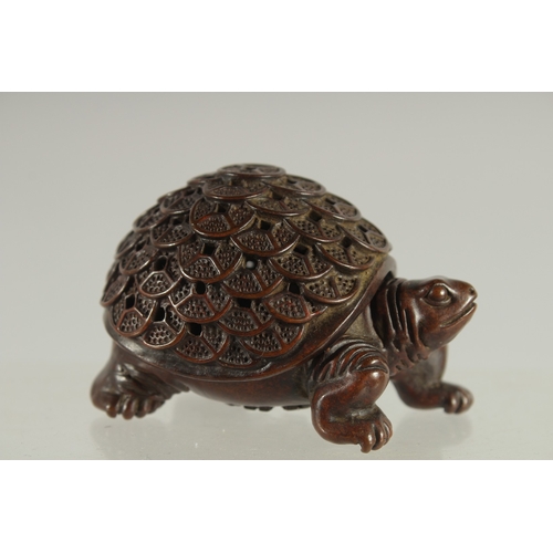 122 - A SMALL CHINESE BRONZE TORTOISE CENSER BURNER, 8cm long.