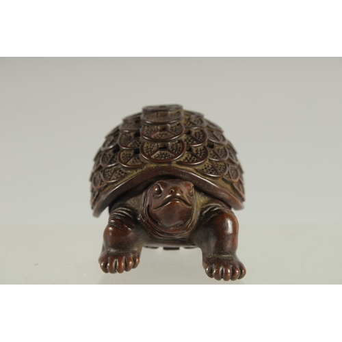 122 - A SMALL CHINESE BRONZE TORTOISE CENSER BURNER, 8cm long.