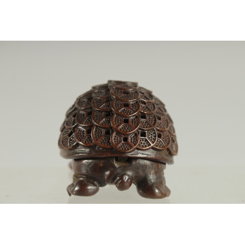 122 - A SMALL CHINESE BRONZE TORTOISE CENSER BURNER, 8cm long.