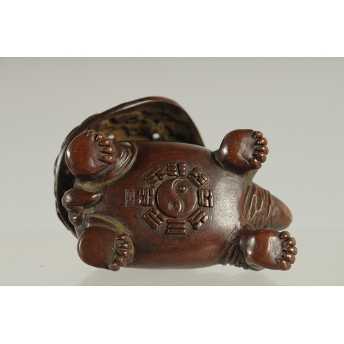 122 - A SMALL CHINESE BRONZE TORTOISE CENSER BURNER, 8cm long.