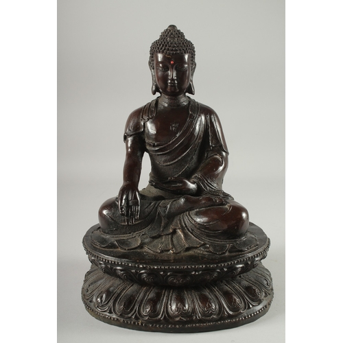 147 - A FINE LARGE BRONZE SEATED BUDDHA, the figure seated upon a double lotus base with character inscrip... 