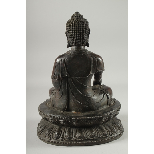 147 - A FINE LARGE BRONZE SEATED BUDDHA, the figure seated upon a double lotus base with character inscrip... 