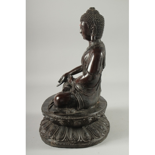 147 - A FINE LARGE BRONZE SEATED BUDDHA, the figure seated upon a double lotus base with character inscrip... 