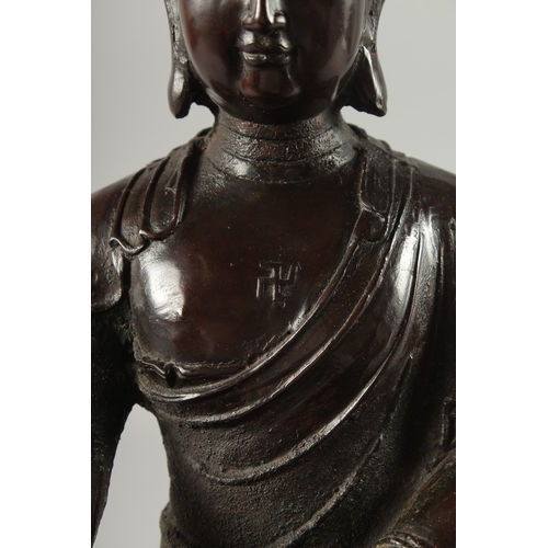 147 - A FINE LARGE BRONZE SEATED BUDDHA, the figure seated upon a double lotus base with character inscrip... 