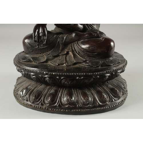 147 - A FINE LARGE BRONZE SEATED BUDDHA, the figure seated upon a double lotus base with character inscrip... 