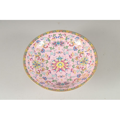 16 - A CONTEMPORARY CHINESE FAMILLE ROSE PORCELAIN PEDESTAL DISH, 19cm diameter.