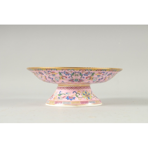 16 - A CONTEMPORARY CHINESE FAMILLE ROSE PORCELAIN PEDESTAL DISH, 19cm diameter.