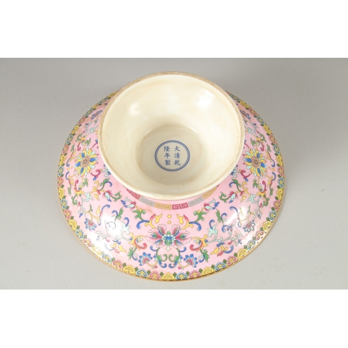 16 - A CONTEMPORARY CHINESE FAMILLE ROSE PORCELAIN PEDESTAL DISH, 19cm diameter.