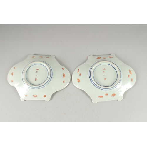 17 - A PAIR OF JAPANESE IMARI PORCELAIN DISHES, 30.5cm x 24cm.