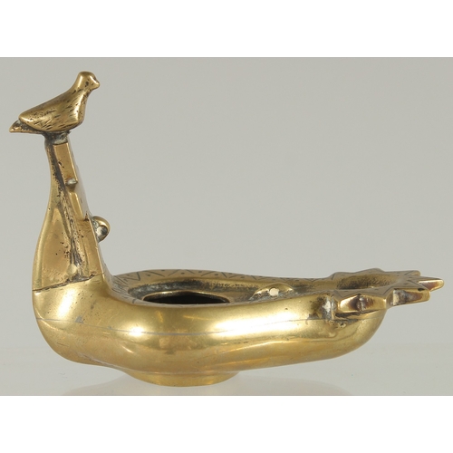 198 - A ROMAN / GREEK STYLE BRASS OIL LAMP, 10.5cm long.