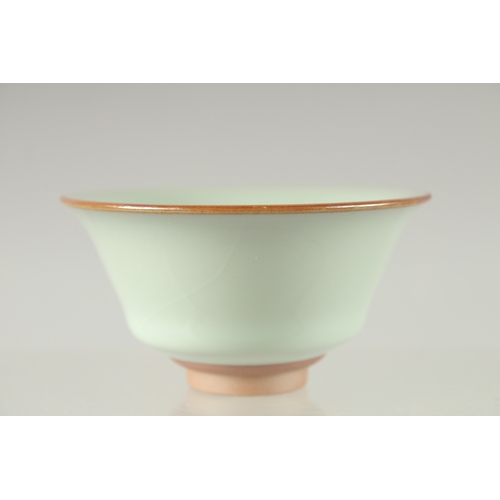 21 - A SMALL CHINESE CELADON GLAZE BOWL, 8.5cm diameter.