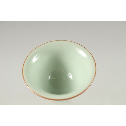 21 - A SMALL CHINESE CELADON GLAZE BOWL, 8.5cm diameter.