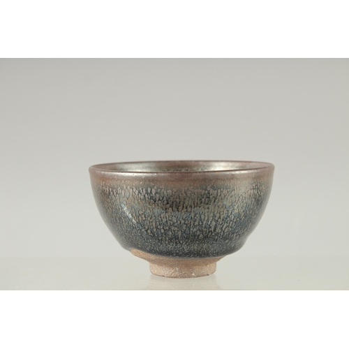 23 - A CHINESE GLAZED POTTERY TEA BOWL, character mark to base, 9cm diameter.