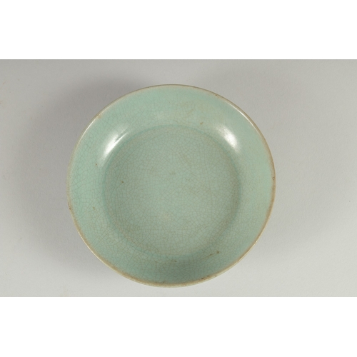 25 - A CHINESE CELADON GLAZE DISH, 14cm diameter.