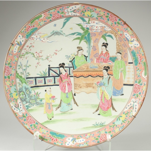 29 - A LARGE CHINESE FAMILLE ROSE PORCELAIN CHARGER, 45.5cm diameter.