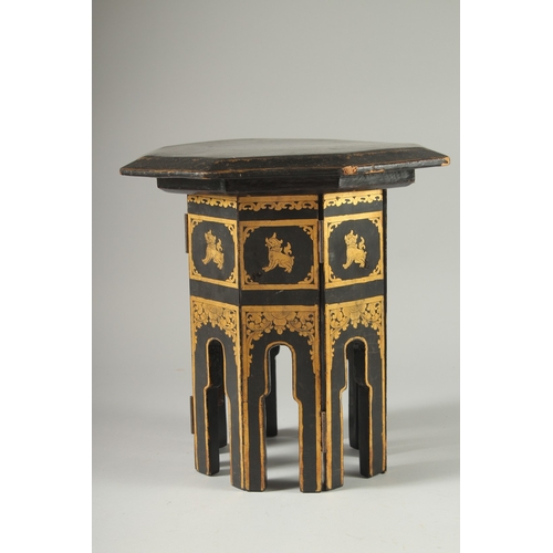 30 - A SMALL BLACK AND GILT LACQUERED OCTAGONAL TABLE.