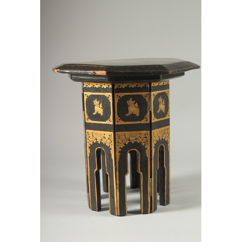 30 - A SMALL BLACK AND GILT LACQUERED OCTAGONAL TABLE.