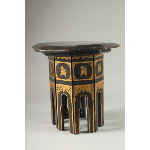 30 - A SMALL BLACK AND GILT LACQUERED OCTAGONAL TABLE.