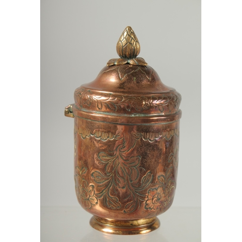 316 - AN 18TH CENTURY OTTOMAN TURKISH TOMBAK GILDED COPPER LIDDED CUP, 14cm high.