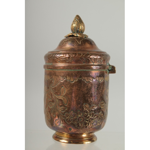 316 - AN 18TH CENTURY OTTOMAN TURKISH TOMBAK GILDED COPPER LIDDED CUP, 14cm high.