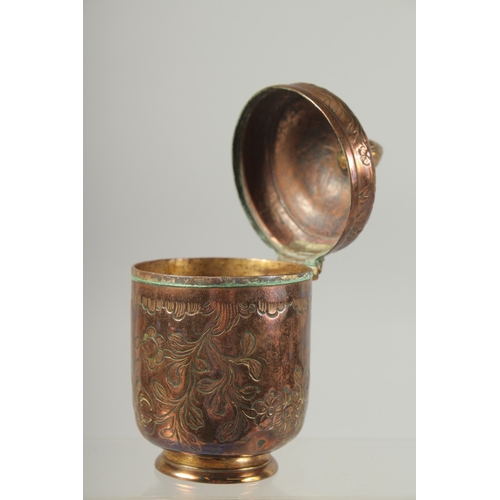 316 - AN 18TH CENTURY OTTOMAN TURKISH TOMBAK GILDED COPPER LIDDED CUP, 14cm high.