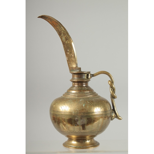 319 - A FINE 18TH-19TH CENTURY SOUTH INDIAN OR SRI LANKAN BRASS OIL POURING EWER, 25cm high.