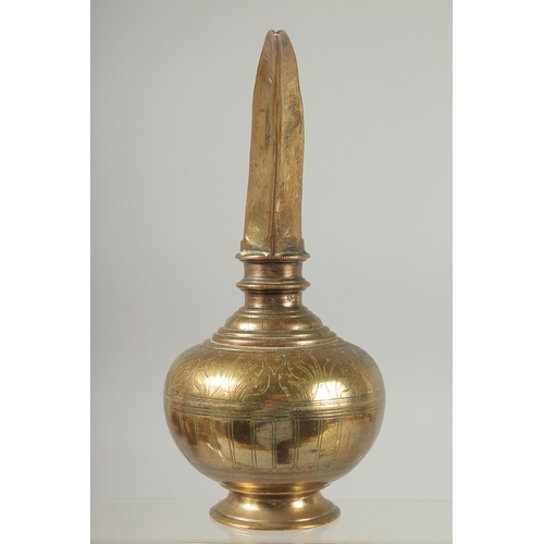 319 - A FINE 18TH-19TH CENTURY SOUTH INDIAN OR SRI LANKAN BRASS OIL POURING EWER, 25cm high.