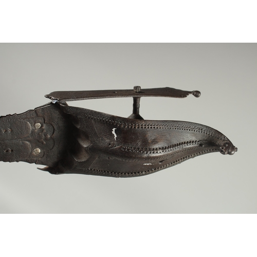 323 - A RARE 16TH CENTURY SOUTH INDIAN TANJORE STEEL HOODED KATAR, 55cm long.