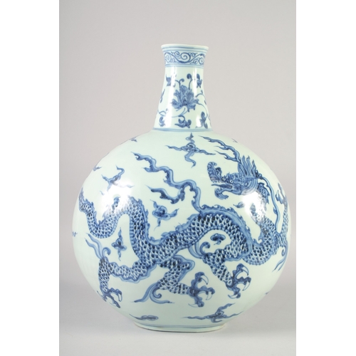 469 - A LARGE CHINESE BLUE AND WHITE PORCELAIN MOON FLASK DRAGON VASE, bearing six-character mark, 44cm hi... 