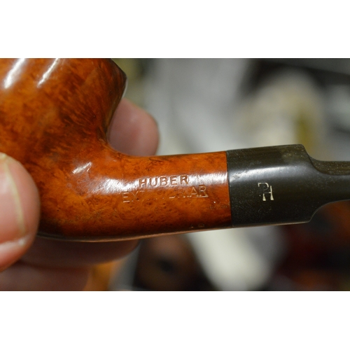 98 - Miscelleaneous collectables to include tobacco pipes.