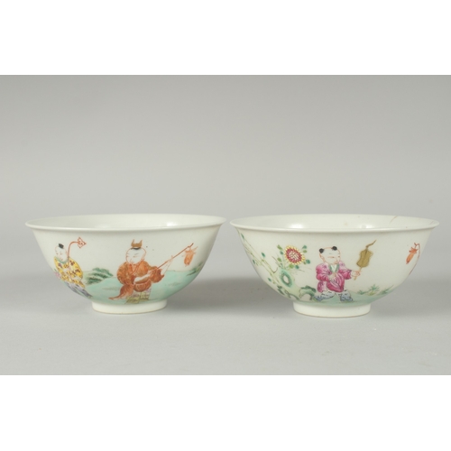 103 - A PAIR OF EARLY 20TH CENTURY FAMILLE ROSE PORCELAIN RICE BOWLS, painted with boys, each with red cha... 