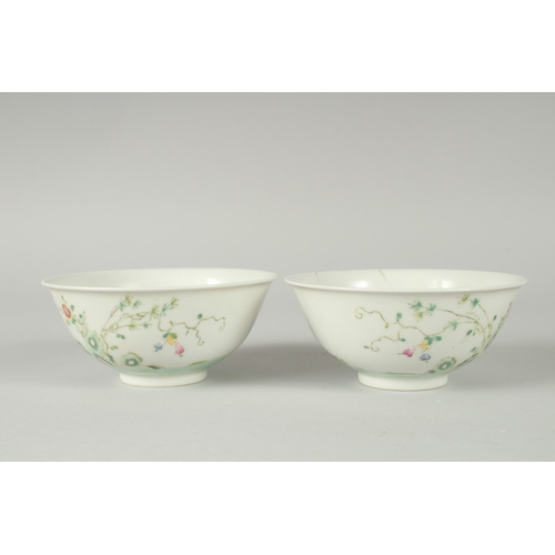 103 - A PAIR OF EARLY 20TH CENTURY FAMILLE ROSE PORCELAIN RICE BOWLS, painted with boys, each with red cha... 