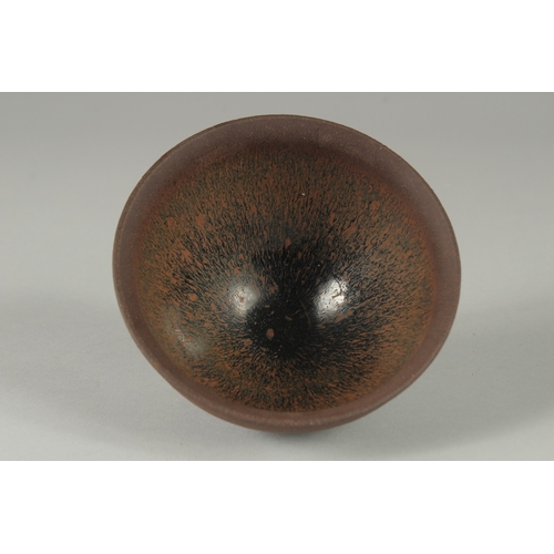 104 - A CHINESE JIAN WARE POTTERY BOWL, 12.5cm diameter.