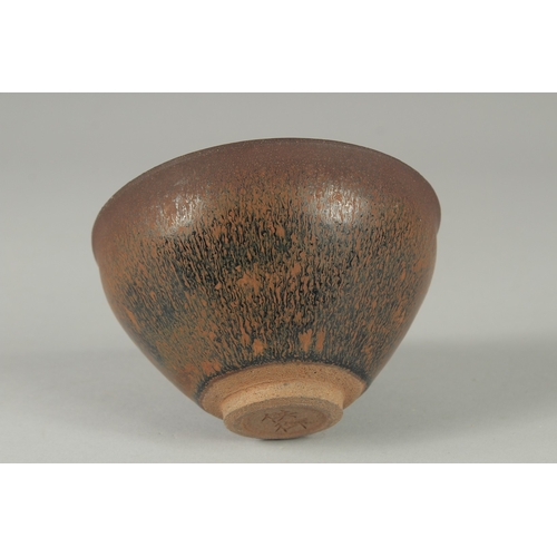 104 - A CHINESE JIAN WARE POTTERY BOWL, 12.5cm diameter.