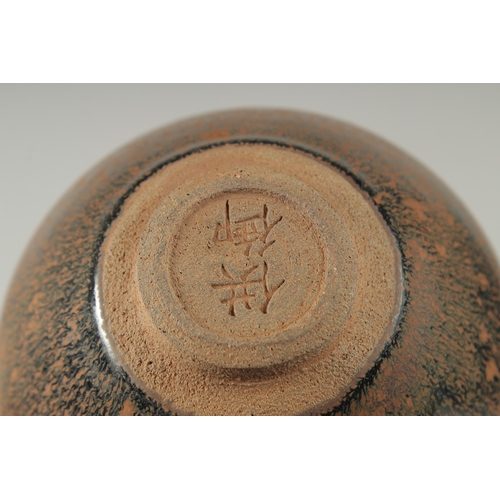 104 - A CHINESE JIAN WARE POTTERY BOWL, 12.5cm diameter.