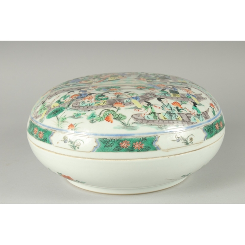 108 - A LARGE CHINESE FAMILLE VERTE PORCELAIN CIRCULAR BOX AND COVER, decorated with multiple female figur... 