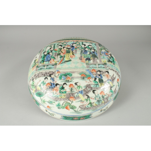 108 - A LARGE CHINESE FAMILLE VERTE PORCELAIN CIRCULAR BOX AND COVER, decorated with multiple female figur... 