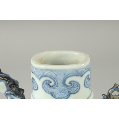 110 - A CHINESE EXPORT ISLAMIC MARKET BLUE AND WHITE PORCELAIN LIDDED EWER, 27cm high.