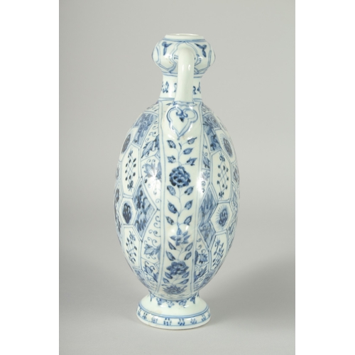 112 - A CHINESE BLUE AND WHITE PORCELAIN TWIN HANDLE MOON FLASK, 28cm high.