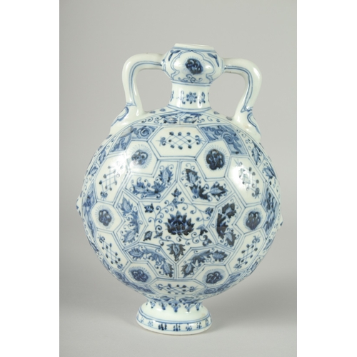 112 - A CHINESE BLUE AND WHITE PORCELAIN TWIN HANDLE MOON FLASK, 28cm high.