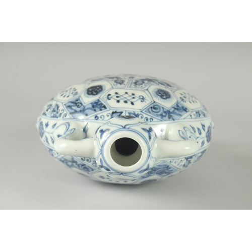 112 - A CHINESE BLUE AND WHITE PORCELAIN TWIN HANDLE MOON FLASK, 28cm high.