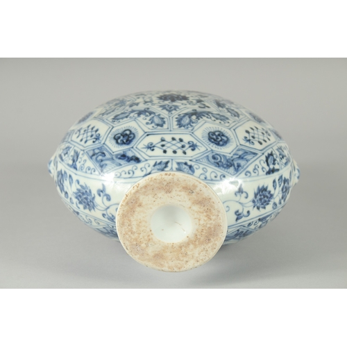 112 - A CHINESE BLUE AND WHITE PORCELAIN TWIN HANDLE MOON FLASK, 28cm high.