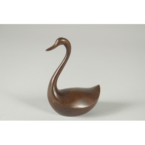 121 - A JAPANESE BRONZE OKIMONO OF A SWAN.