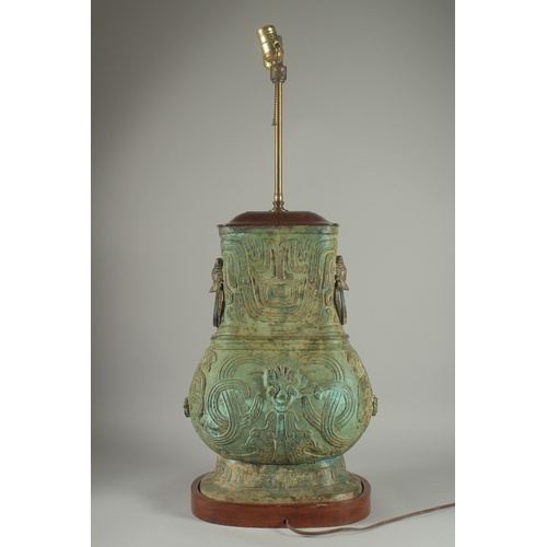 160 - A SUPERB LARGE CHINESE ARCHAIC-DESIGN HEAVY BRONZE VASE LAMP, with hardwood mounts, the vase relief-... 