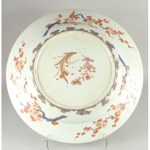 191 - A LARGE 19TH CENTURY JAPANESE IMARI PORCELAIN CHARGER, enamel painted with a scene of seated female ... 