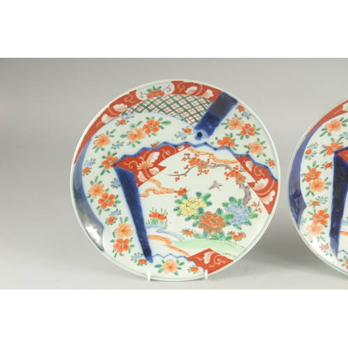 192 - A PAIR OF JAPANESE IMARI PORCELAIN PLATES, each with impressed mark to base, 31cm diameter.