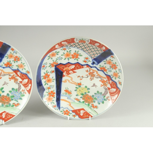 192 - A PAIR OF JAPANESE IMARI PORCELAIN PLATES, each with impressed mark to base, 31cm diameter.