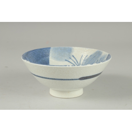 194 - A CONTEMPORARY JAPANESE BLUE AND WHITE PORCELAIN BOWL, 15cm diameter.